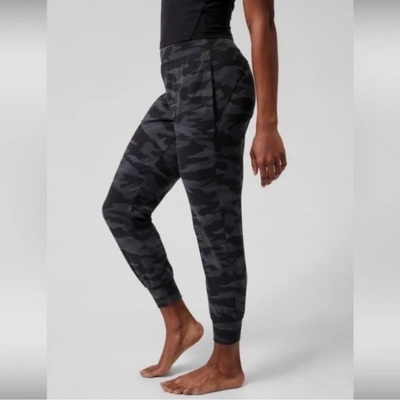 ATHLETA SALUTATION HIGH RISE
JOGGER IN CAMO PRINT WOMEN'S SIZE XS - Picture 8 of 10
